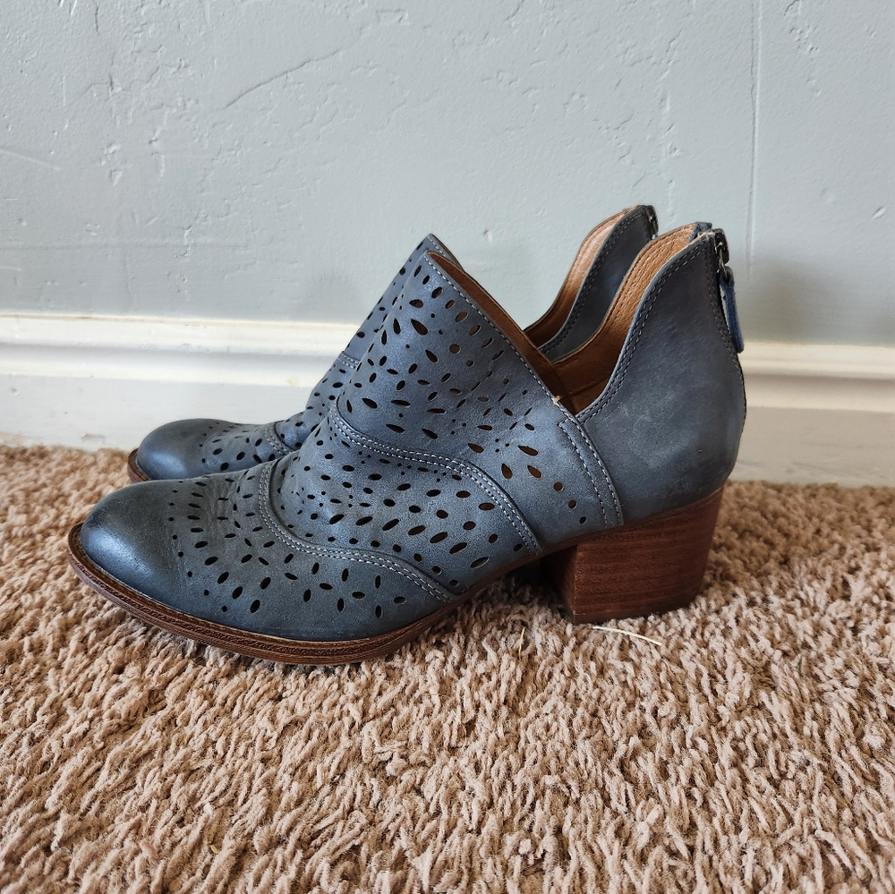 Sofft laser cut western ankle bootie. So cute!!! Blue/Grey. Size 8.